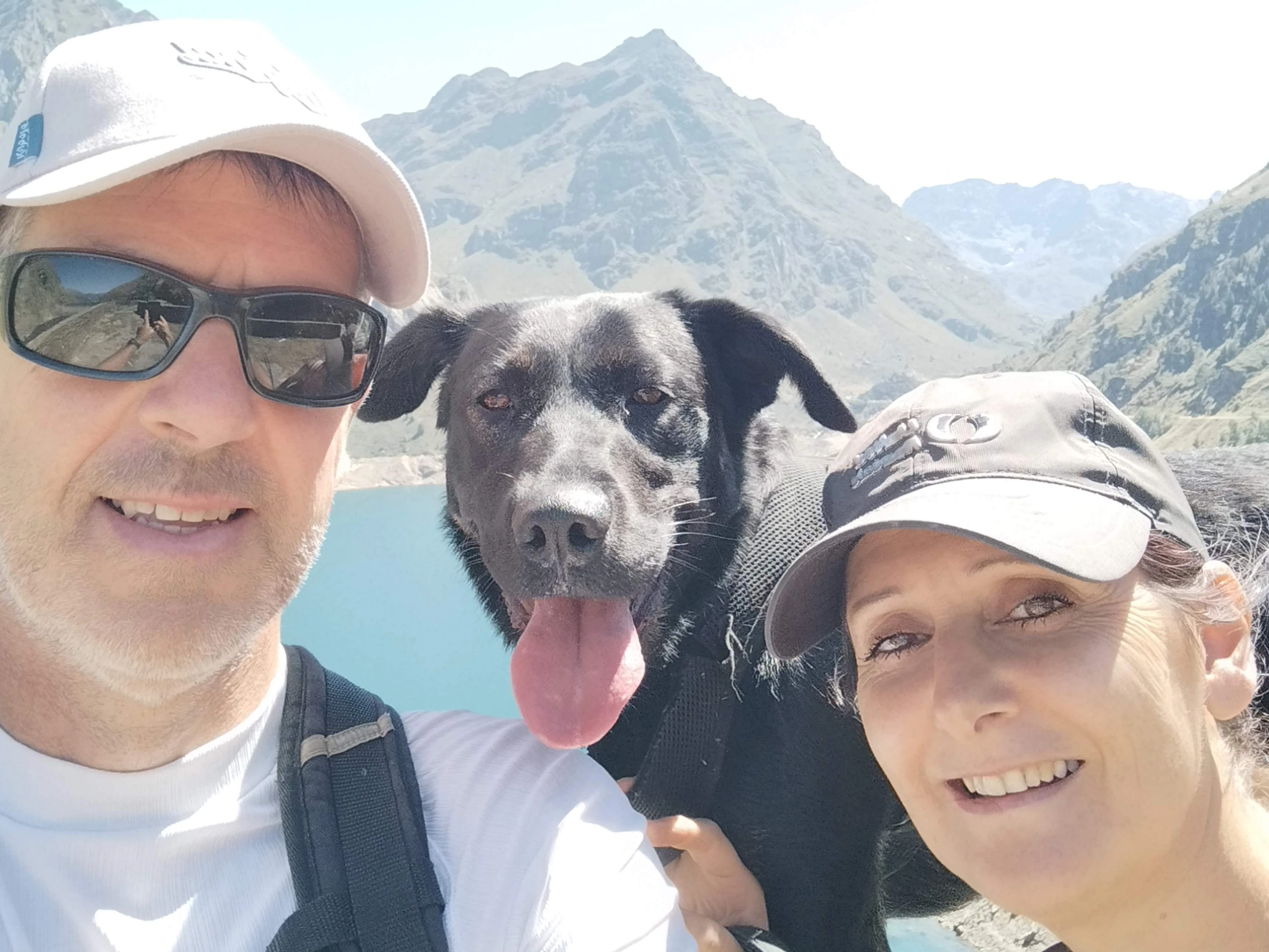 Isabelle, Bertrand et Tara, les hôtes des Chalets de Pyrène